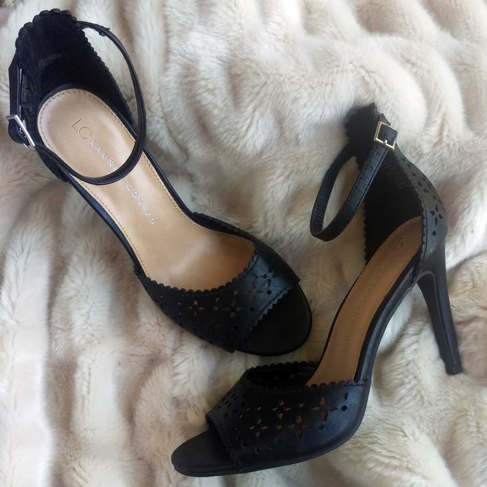 Like New black eyelet ankle strap heels 7.5 narrow